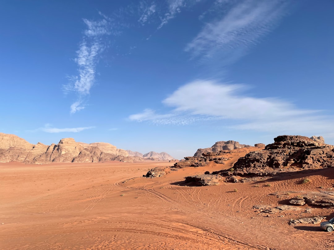 Wadi Rum : couchers de soleil rouges dans le désert - Wadi Rum Village | Secret World Trip Planner
