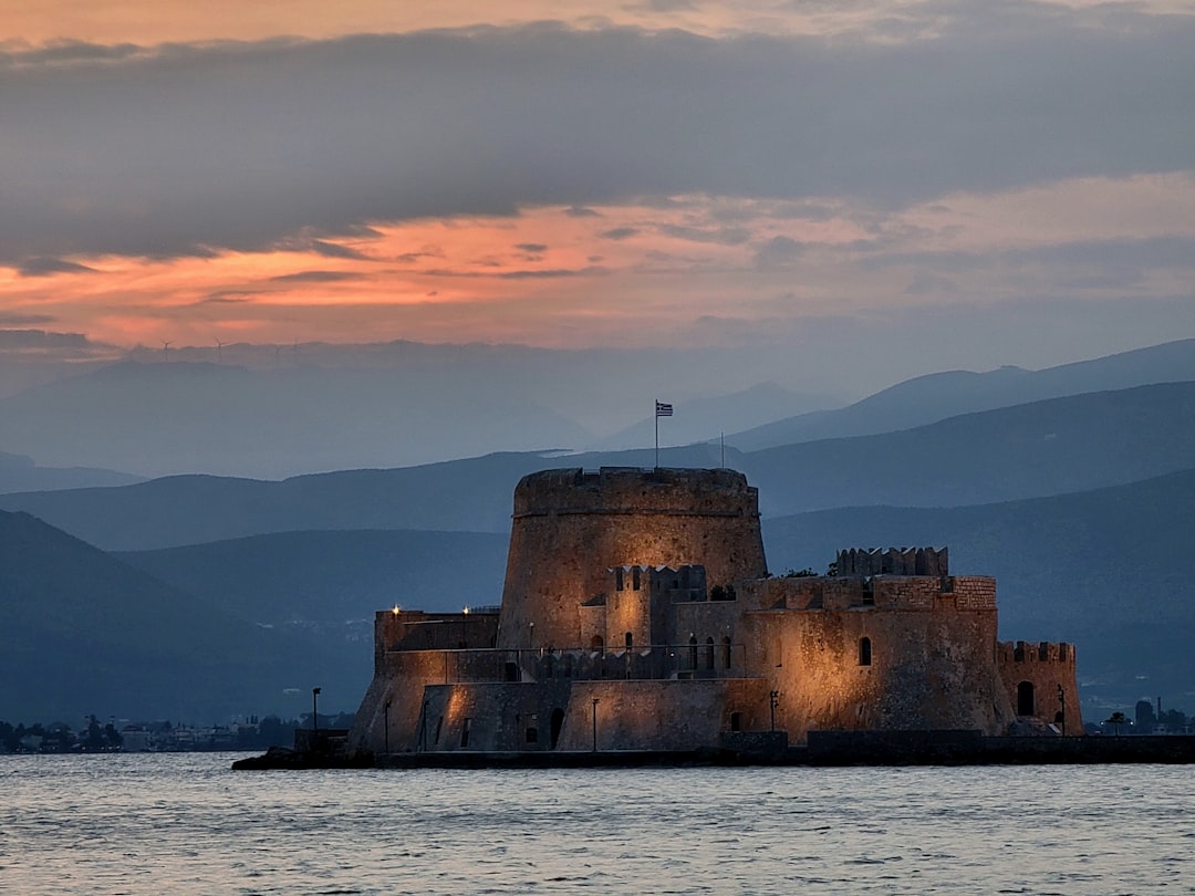 Entdeckung der Burg von Lambros: Geschichte und Schönheit in Griechenland - C949+Q5 Tilos | Secret World Trip Planner