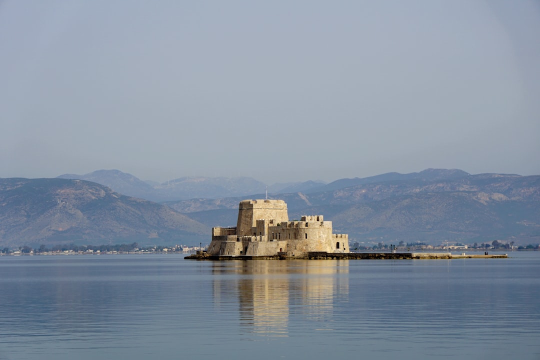 Entdeckung der Burg von Lambros: Geschichte und Schönheit in Griechenland - C949+Q5 Tilos | Secret World Trip Planner