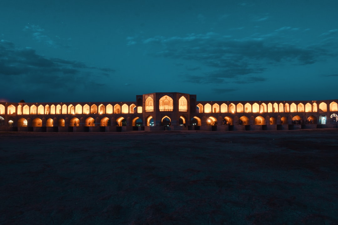 Si-o-se Pol : le pont aux 33 arches d'Isfahan - Esfahan | Secret World Trip Planner