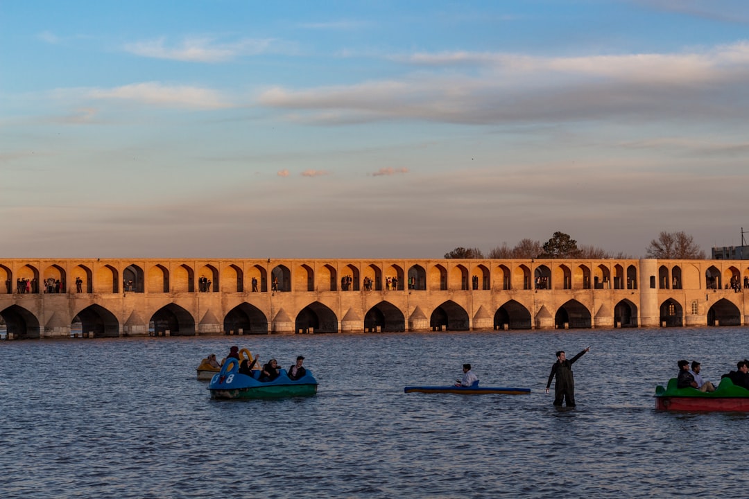 Si-o-se Pol : le pont aux 33 arches d'Isfahan - Esfahan | Secret World Trip Planner