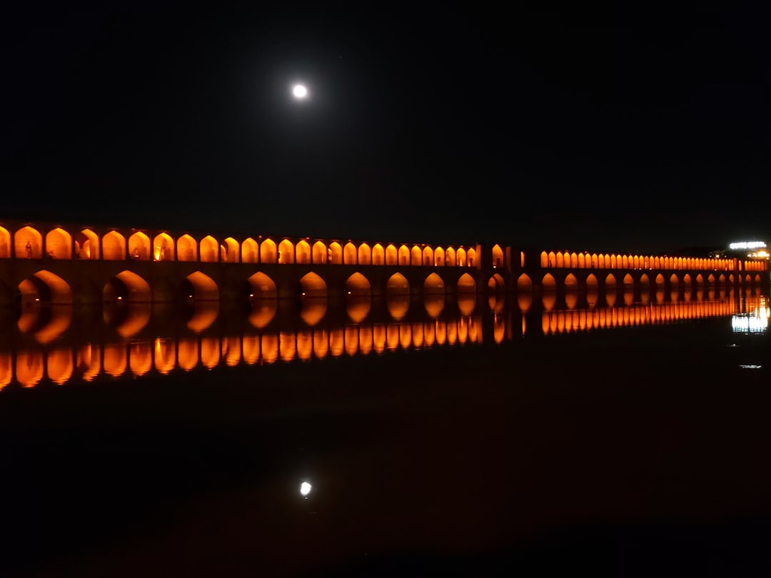 Si-o-se Pol : le pont aux 33 arches d'Isfahan - Esfahan | Secret World Trip Planner
