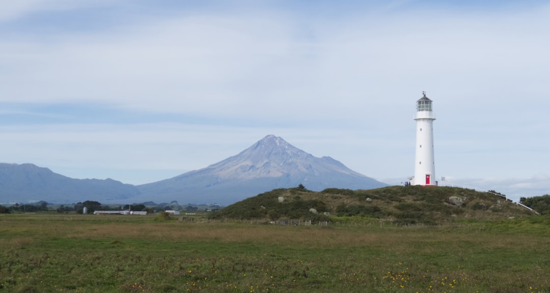 Faro de Cape Egmont: el faro a rayas de Taranaki - 377-379 Cape Road | Secret World Trip Planner