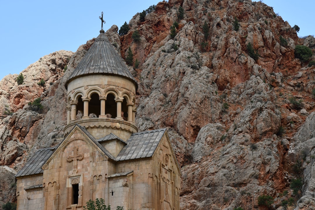 Noravank: il monastero armeno nella gola di roccia rossa - Noravank Monastery Rd | Secret World Trip Planner