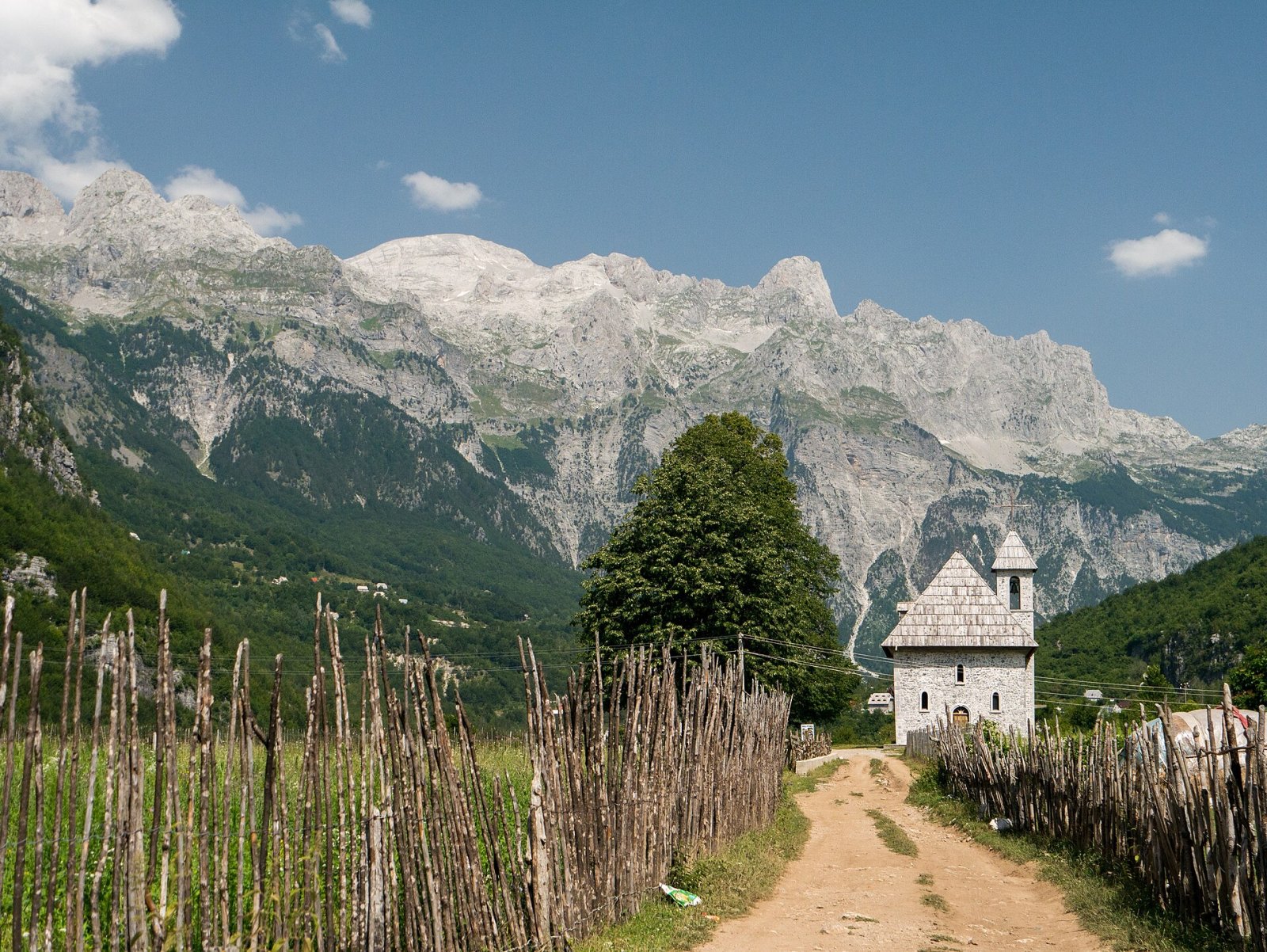 Maja e Radohimës: Un Paraíso Escondido en los Alpes Albaneses - Nikç | Secret World Trip Planner