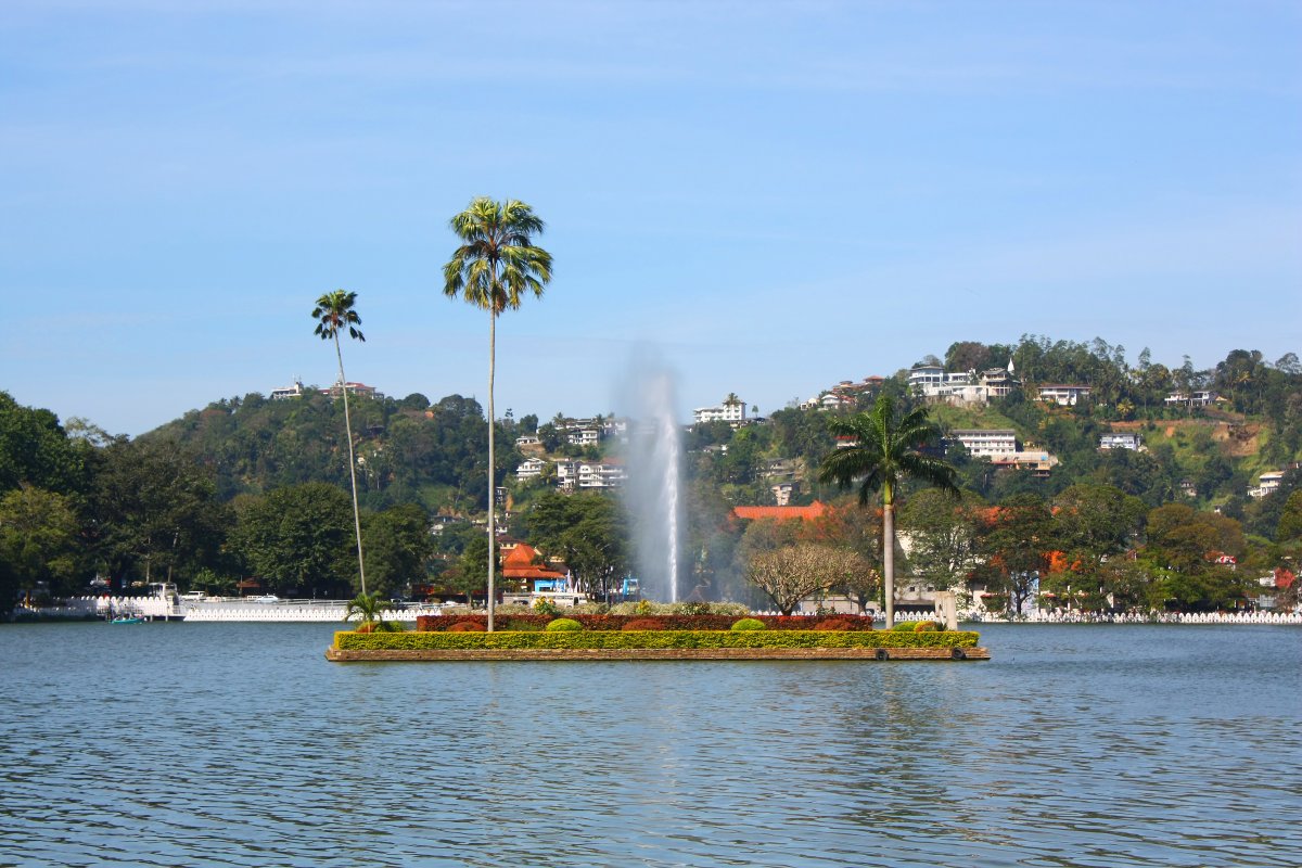 Il sentiero del Lago Kandy: passeggiata tra templi e storia coloniale — lago Kandy