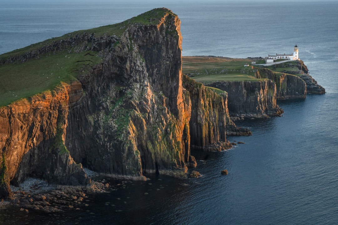 Faro de Dyrhólaey: guardián del mar negro de Islandia - CV29+VWV | Secret World Trip Planner