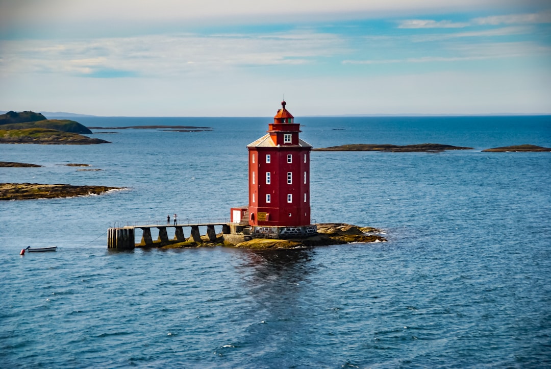 Kjeungskjær: il faro rosso sugli scogli norvegesi - Postboks 3 | Secret World Trip Planner