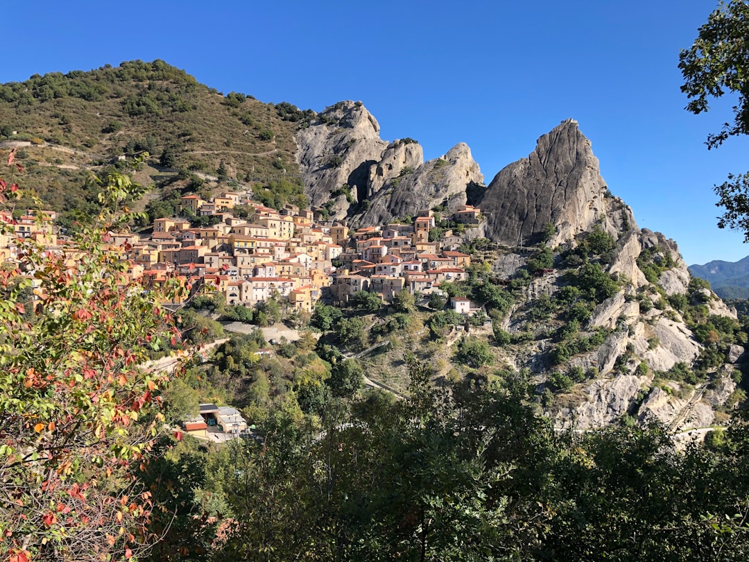Ercole-Höhlen in Tanger: Das Meer in Felsen gefasst — Q356+X8C