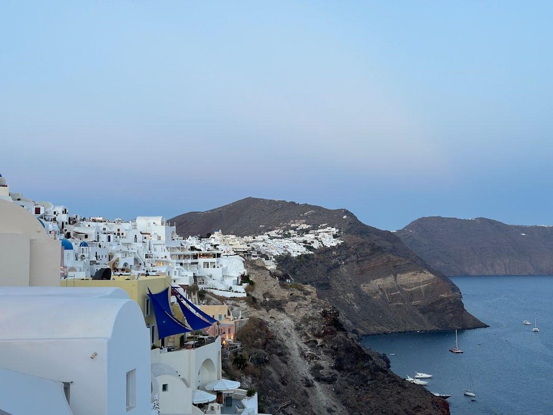 Rutas del Vino en Santorini: Assyrtiko y Caldera en Oia - Oia 847 02 | Secret World Trip Planner