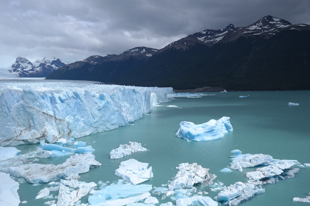 Mirador Perito Moreno au coucher du soleil : glace et lumière dorée - Provincia di Santa Cruz | Secret World Trip Planner