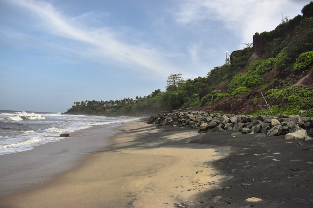 Plage de Varkala : falaises rouges et mer arabe — Varkala