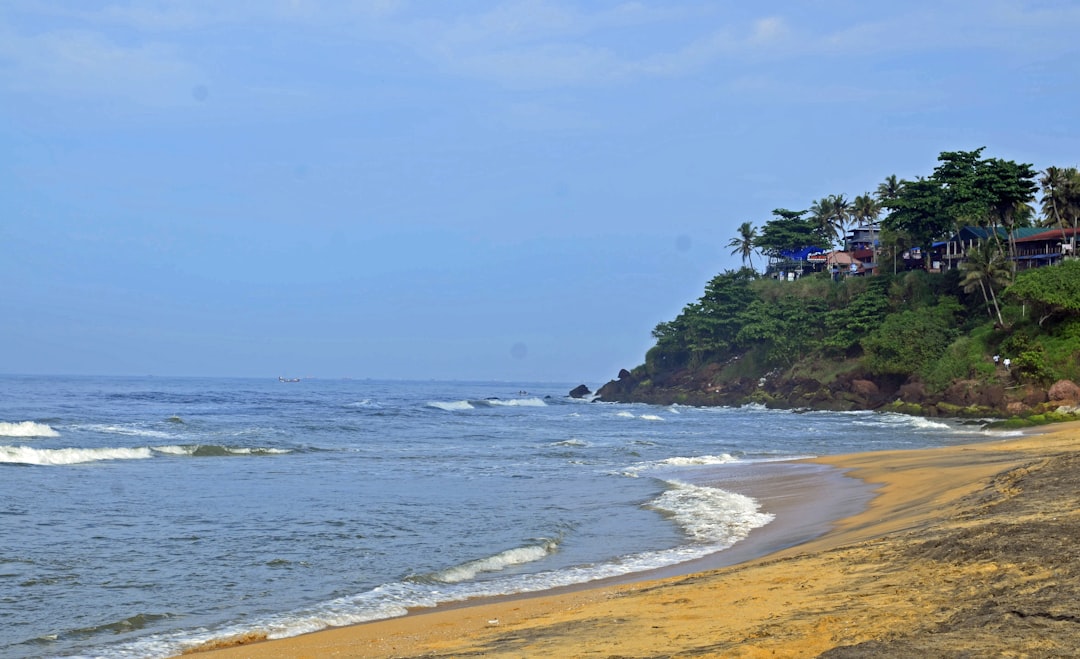 Plage de Varkala : falaises rouges et mer arabe - Varkala | Secret World Trip Planner