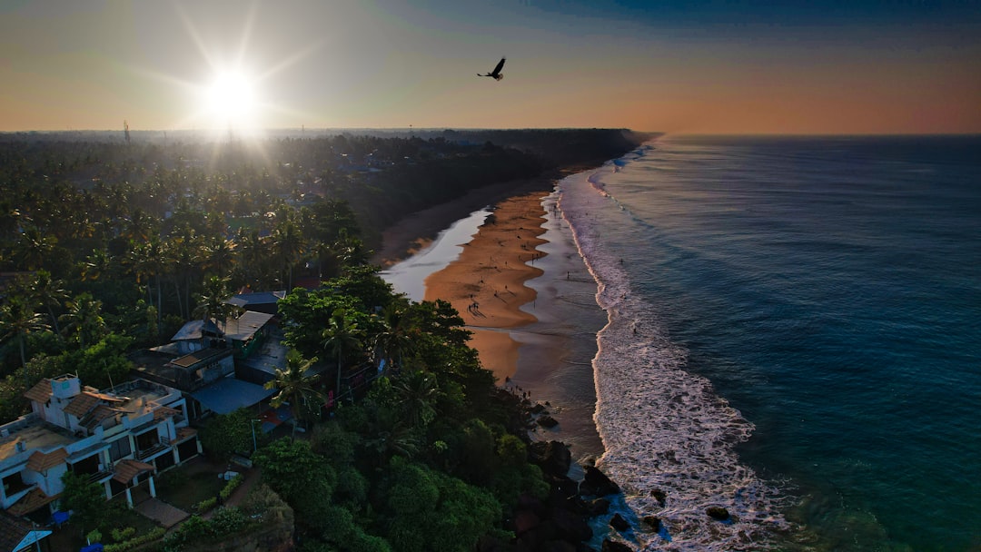 Playa de Varkala: acantilados rojos y mar árabe - Varkala | Secret World Trip Planner