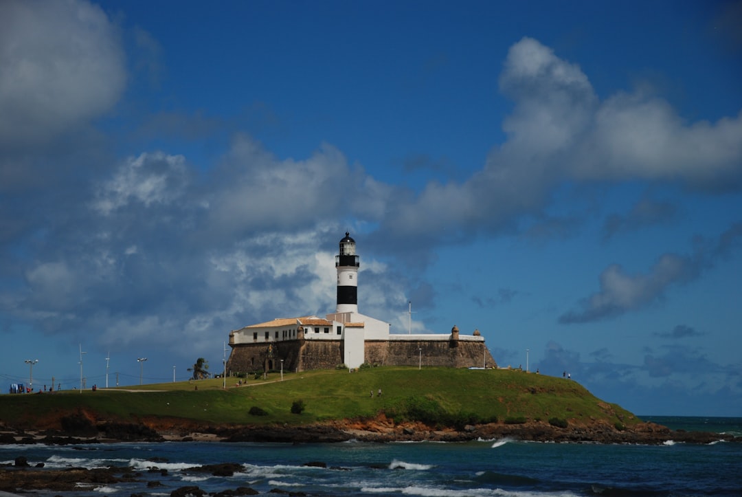 Farol da Barra de São João: el faro colonial de Brasil — Salvador - BA