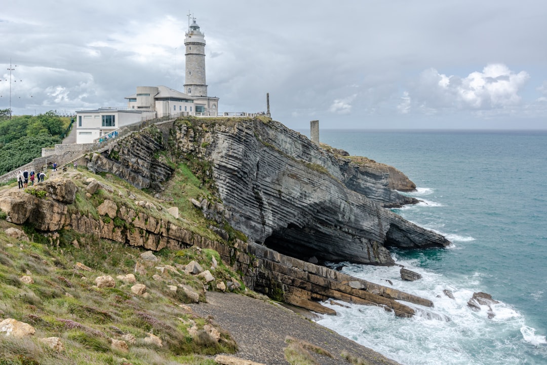 Farol de Albarnaz: Der einsame Leuchtturm der Azoren - Estr. do Farol | Secret World Trip Planner