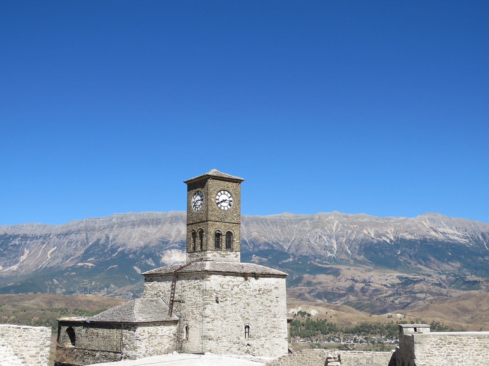 La Tour de l'Horloge en Albanie : un voyage dans le temps - Gjirokastër | Secret World Trip Planner