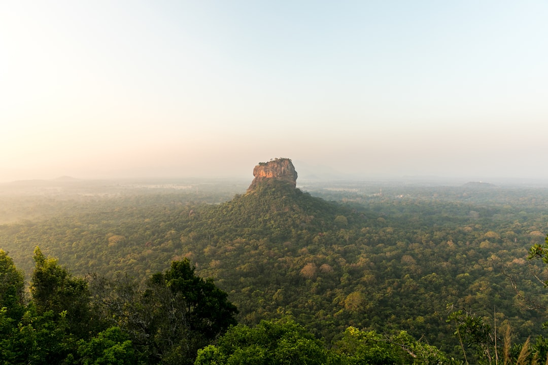 Descubre Pidurangala Vihara: un tesoro budista en Sri Lanka - Dambulla | Secret World Trip Planner