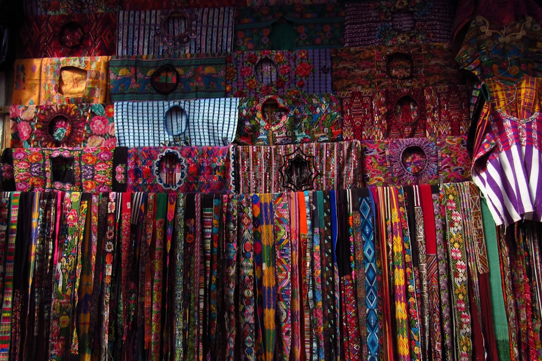 Marché de Chichicastenango : couleurs et rituels mayas - 6a Calle | Secret World Trip Planner