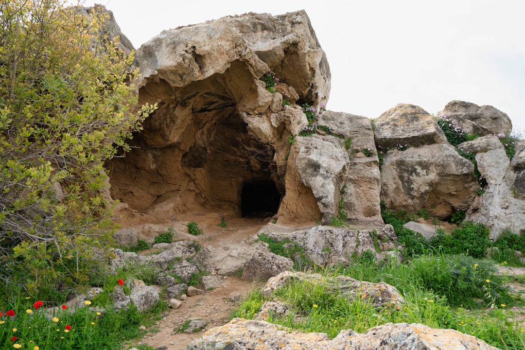 Grotta di Devetashka: luce e buio nel cuore della Bulgaria - 5555 Devetaki | Secret World Trip Planner