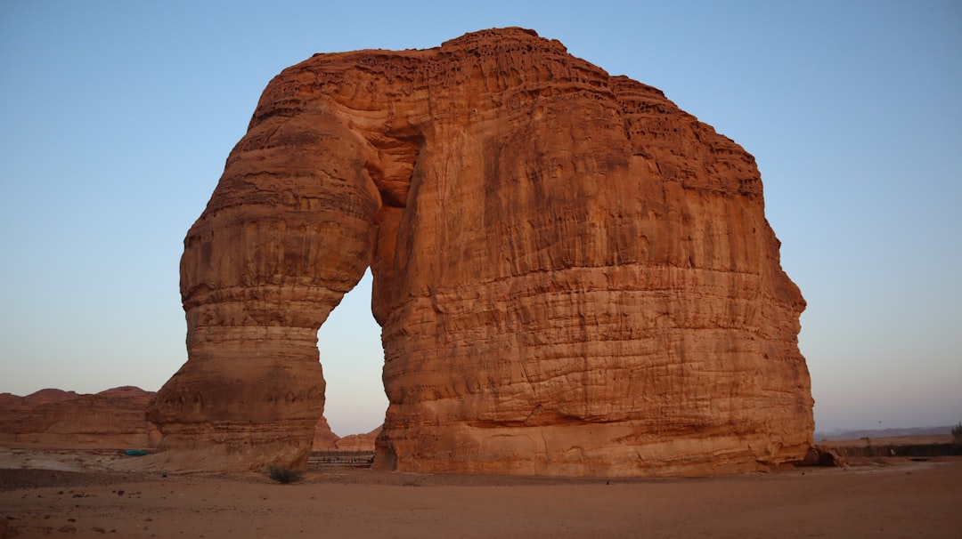 Um Frouth Rock Arch: Die Steinbrücke im Wadi Rum | Secret World Trip Planner