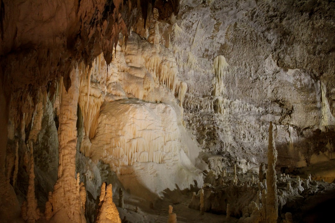 Grotte di Frasassi: un tesoro sotterraneo en Marche — San Vittore delle Chiuse