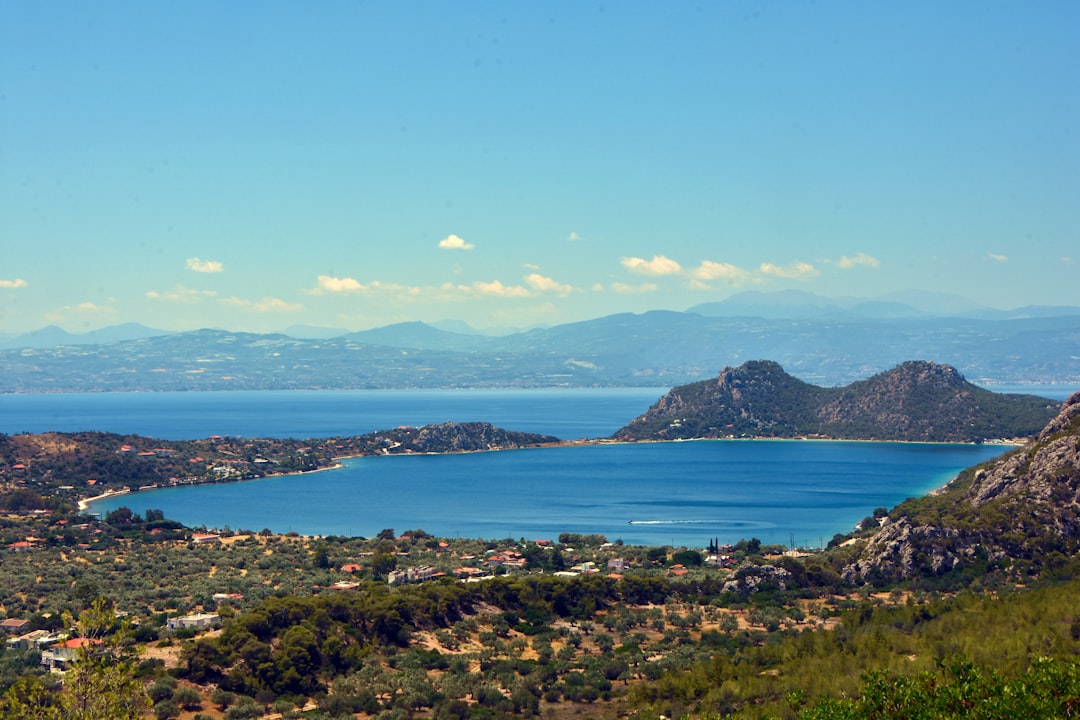 Lago Vouliagmeni: aguas termales en Atenas - Posidonos | Secret World Trip Planner