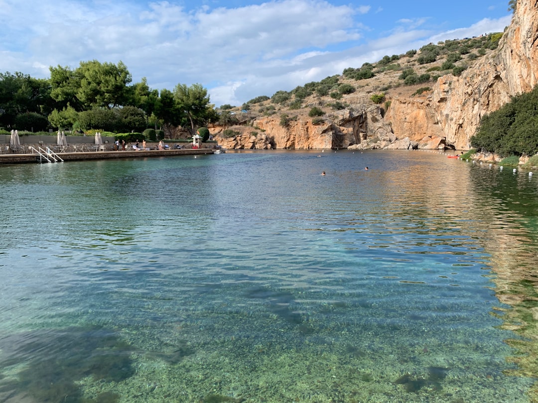 Lago Vouliagmeni: aguas termales en Atenas - Posidonos | Secret World Trip Planner