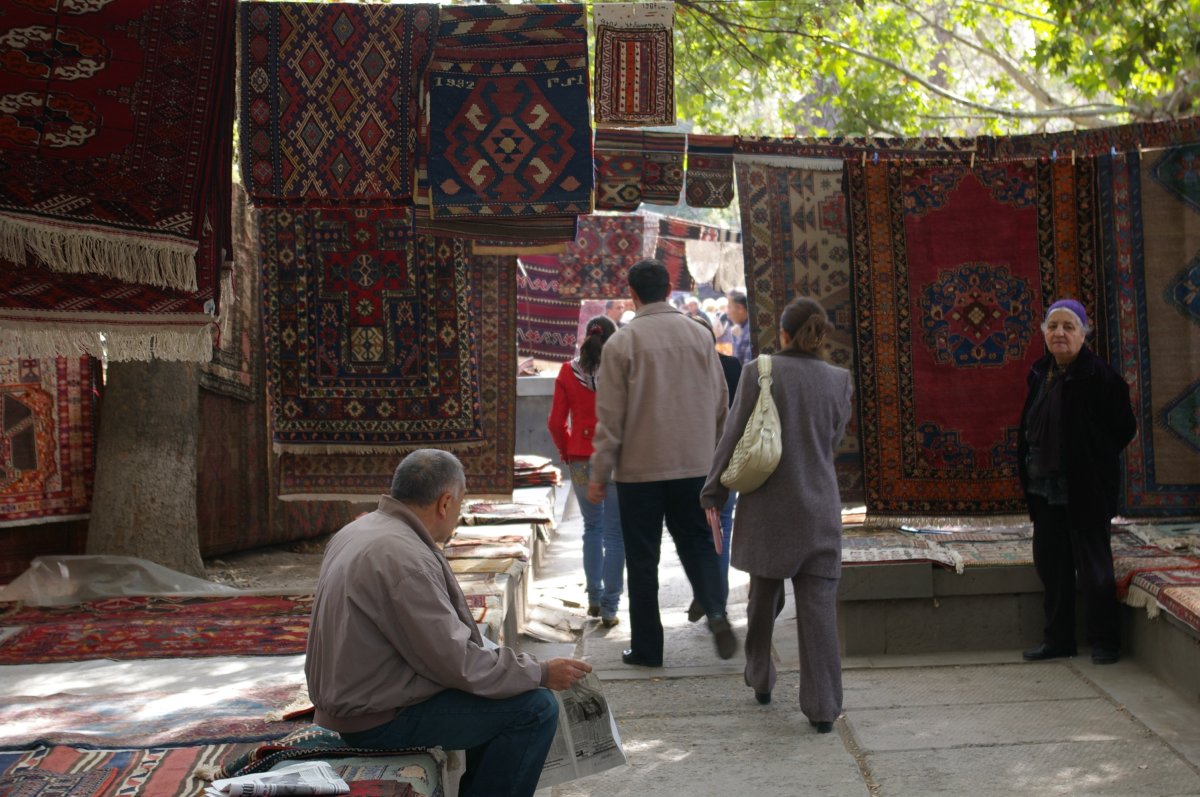 Vernissage Market en Ereván: el alma armenia - 3 Buzand St | Secret World Trip Planner