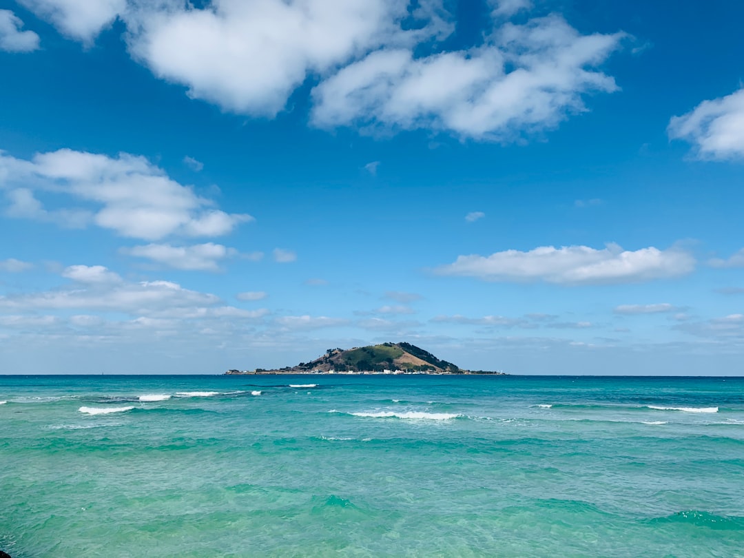 Île de Jeju : volcans, lave et plages noires en Corée | Secret World Trip Planner