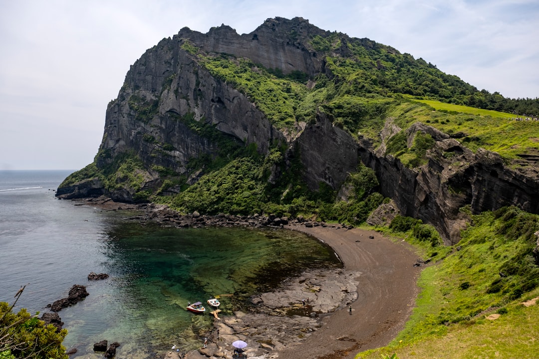 Île de Jeju : volcans, lave et plages noires en Corée | Secret World Trip Planner