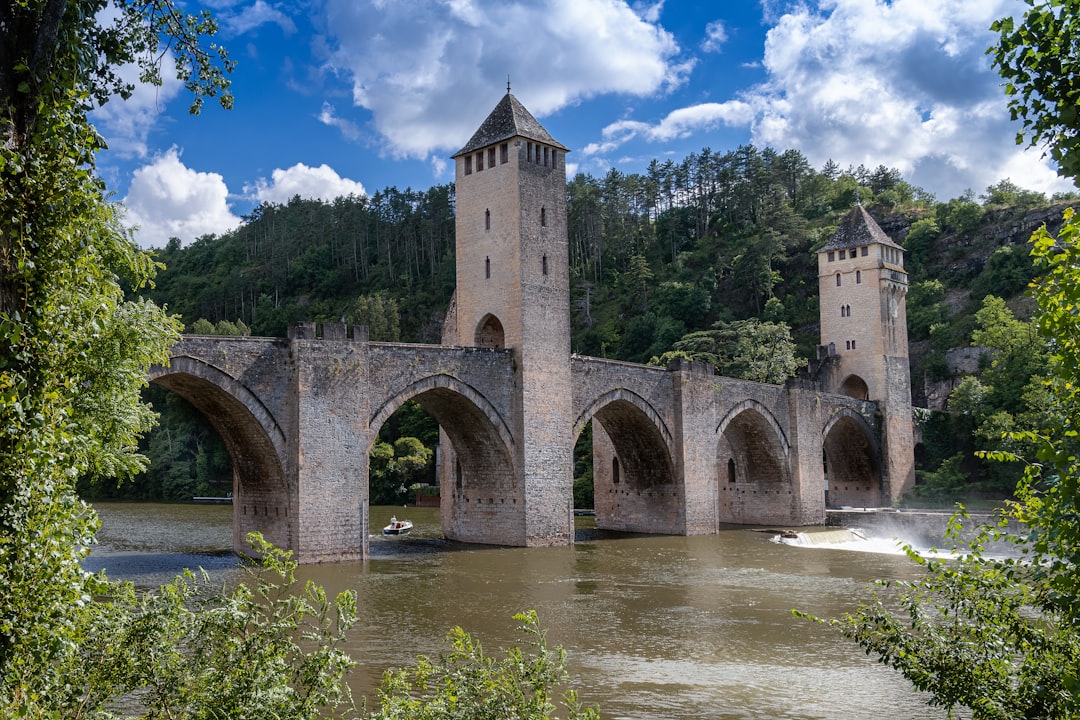 Ponte Valentré in Cahors: Festung am Fluss Lot - 46000 Cahors | Secret World Trip Planner