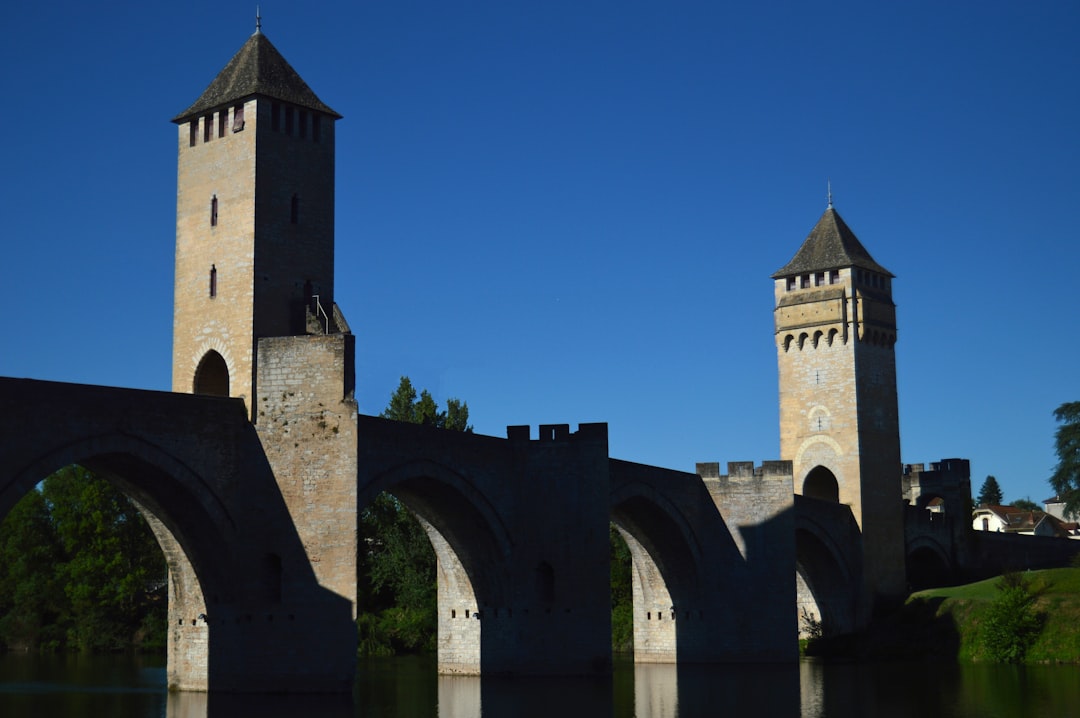 Ponte Valentré de Cahors: fortaleza sobre el río Lot - 46000 Cahors | Secret World Trip Planner