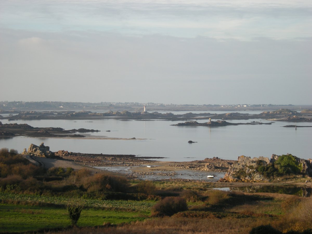 Phare de la Croix: Der rosa Leuchtturm von Lézardrieux - 22740 Lézardrieux | Secret World Trip Planner