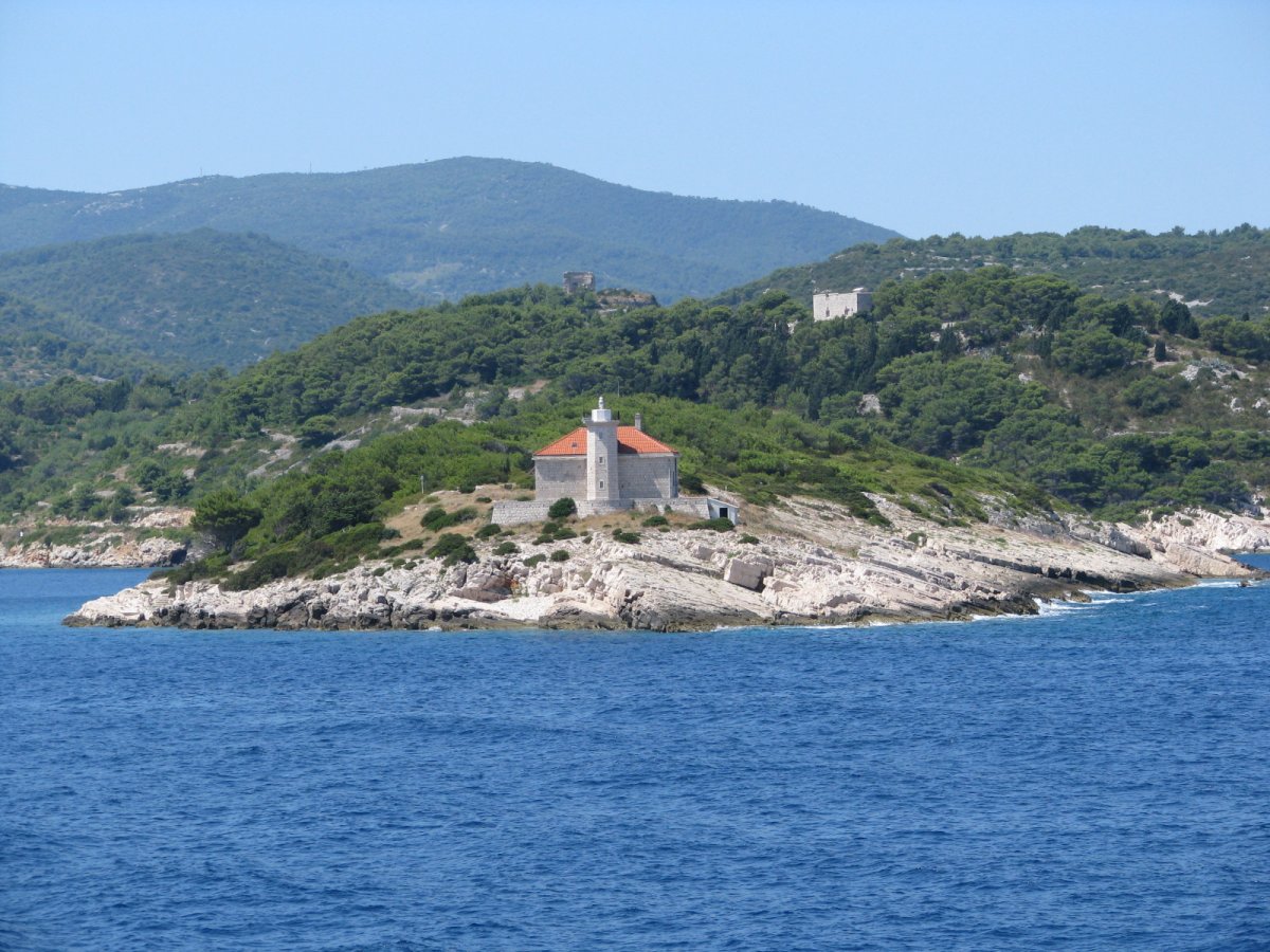 Faro di Host à Vis : lumière et isolement en Croatie — 21480