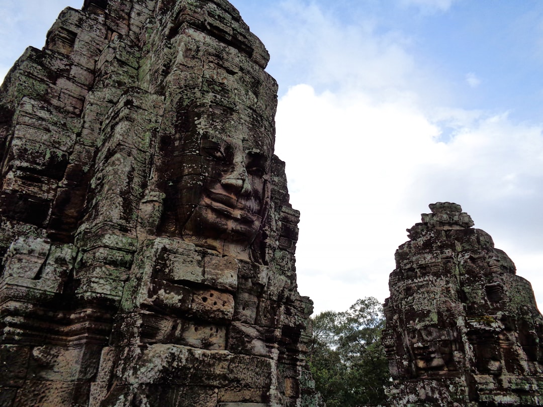 Angkor Wat à l'aube : tours dans la brume et reflets - Wat Po | Secret World Trip Planner