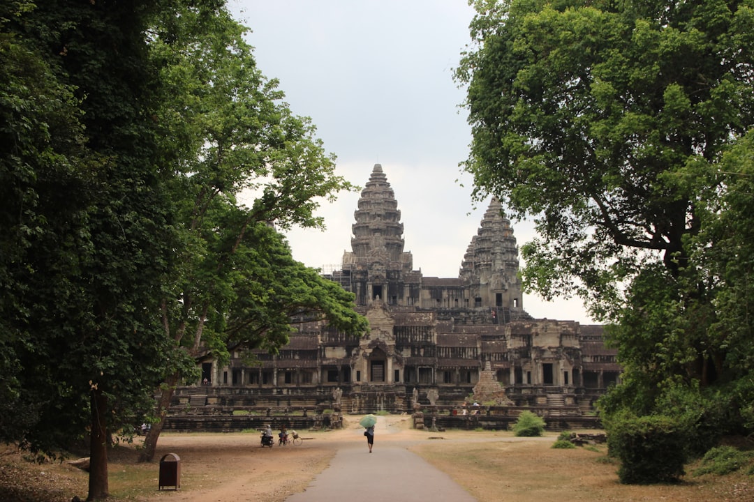 Angkor Wat al amanecer: torres entre niebla y reflejos - Wat Po | Secret World Trip Planner