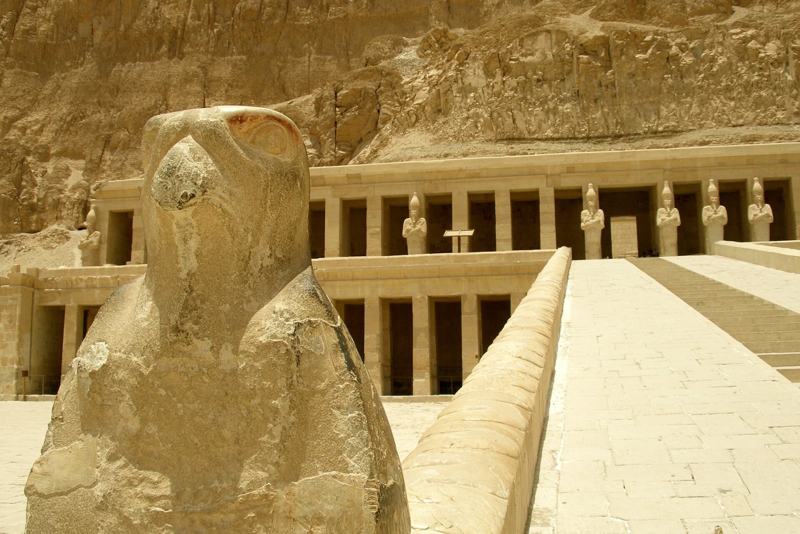 Le Temple Funéraire de Hatshepsout : Un Chef-d'œuvre de l'Égypte Ancienne - Al Qarna | Secret World Trip Planner