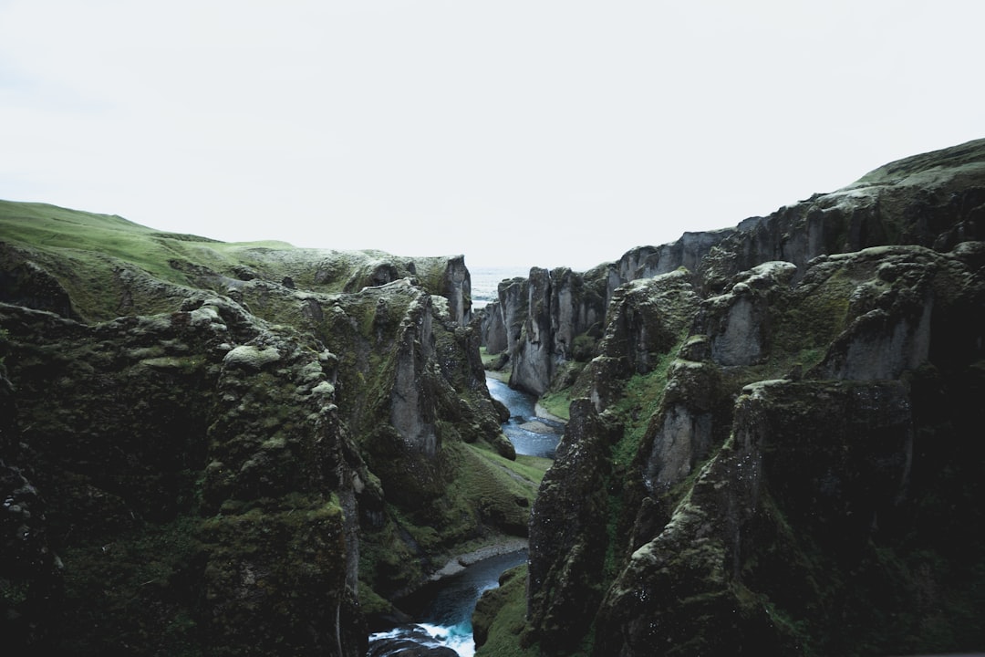 Descubre Surtshellir: la maravilla subterránea de Islandia