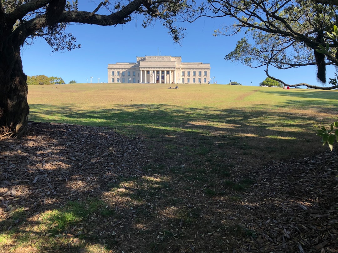 Découvrir le War Memorial en Nouvelle-Zélande : un voyage dans l'histoire - Hororata | Secret World Trip Planner