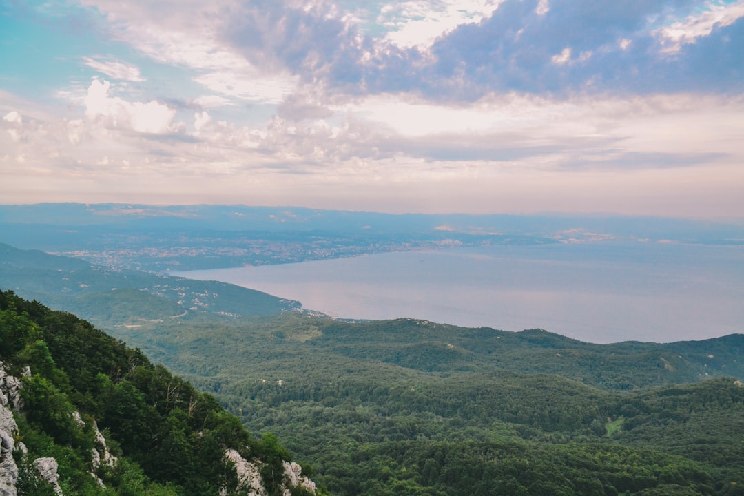 Scopri la Magia del Monte Hum in Croazia - Komiža | Secret World Trip Planner