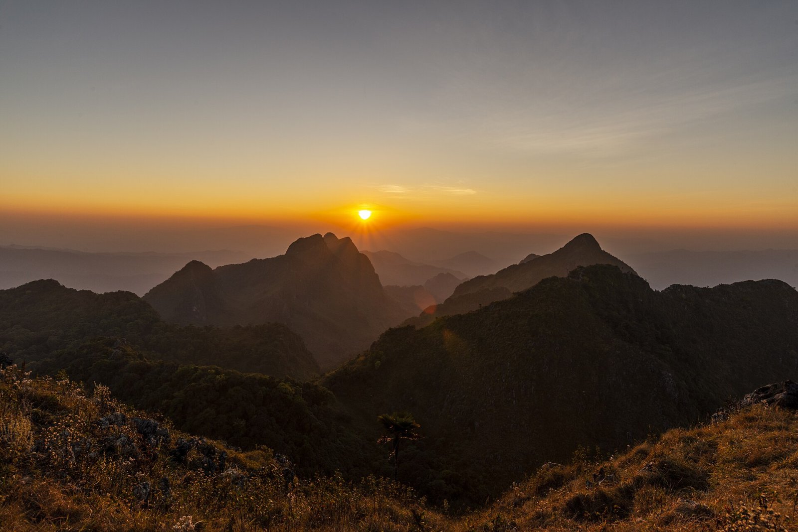 Doi Luang: Der Majestätische Berg Thailands — Mueang Phayao District
