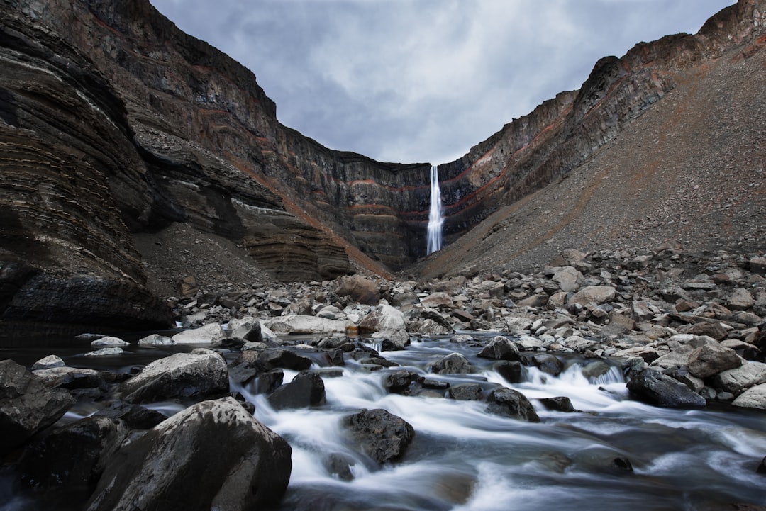 Canyon de Stuðlagil : couleurs et basalte en Islande - Jökuldalsvegur | Secret World Trip Planner