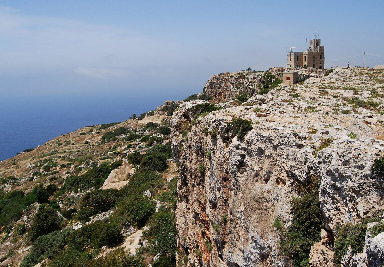 Descubre Ta’ Dmejrek: La cima más alta de Malta - Is-Siġġiewi | Secret World Trip Planner