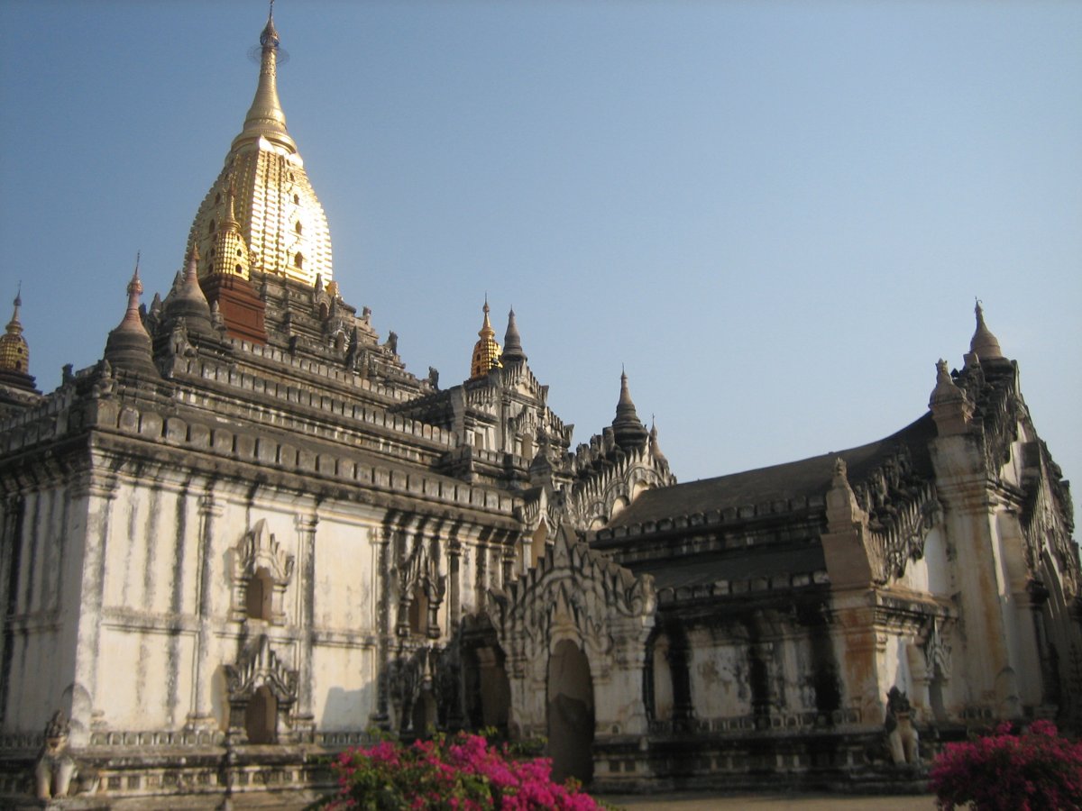 Tempel von Ananda: Die goldenen Buddhas von Bagan - မြင်းကပါ | Secret World Trip Planner