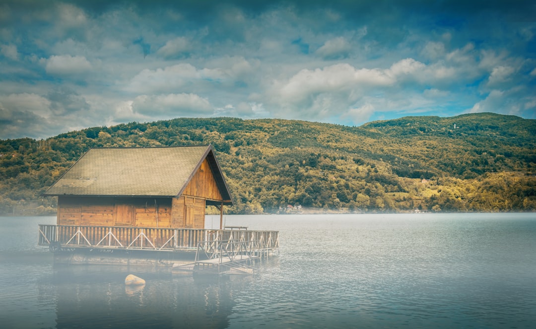 Lago de Perućac: el esmeralda de Serbia occidental | Secret World Trip Planner