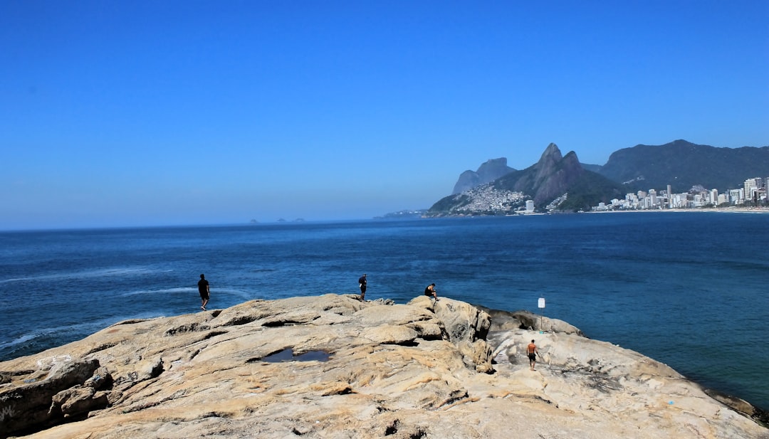 Pedra do Telégrafo: atardecer en Brasil salvaje - Grumari | Secret World Trip Planner