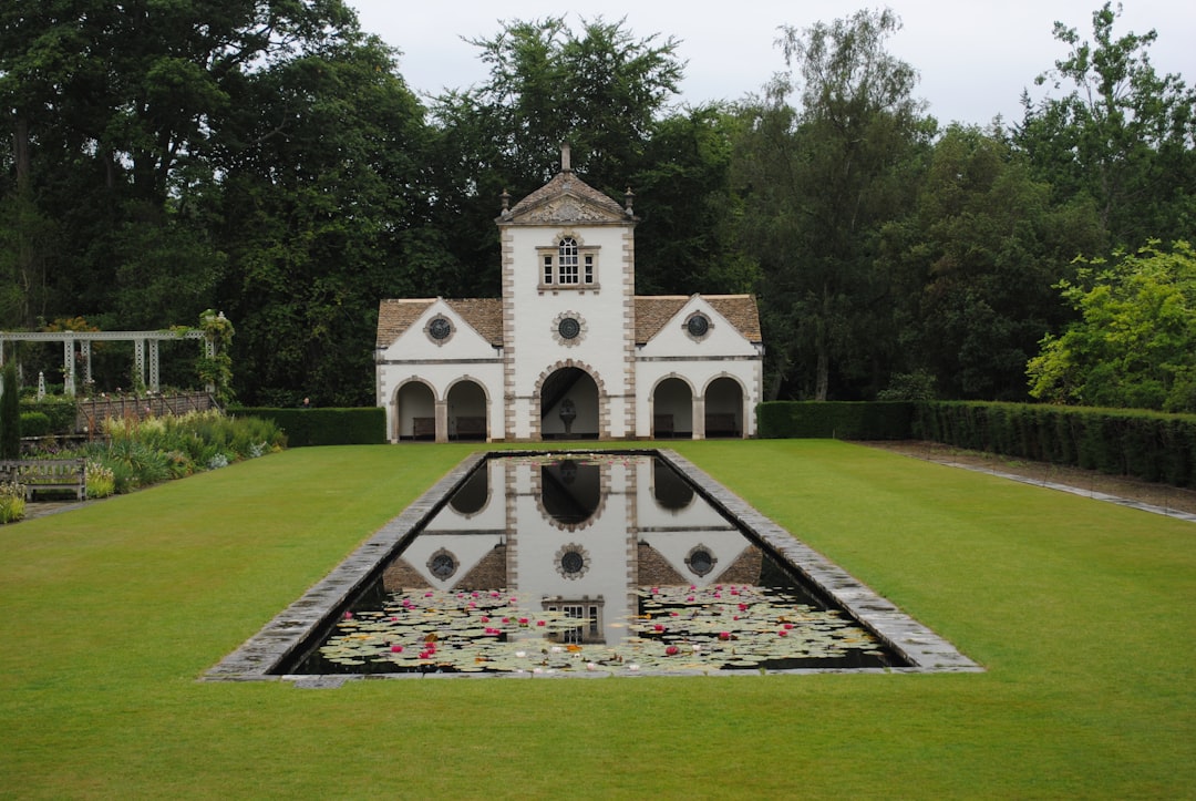 Jardín Bodnant: el túnel de glicinas doradas en Gales - Tal-y-cafn | Secret World Trip Planner