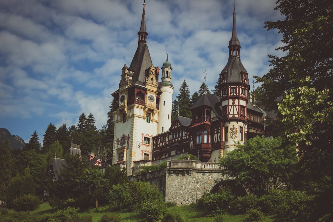 Château de Peleș : joyau néo-Renaissance de Roumanie - Aleea Peleșului 2 | Secret World Trip Planner