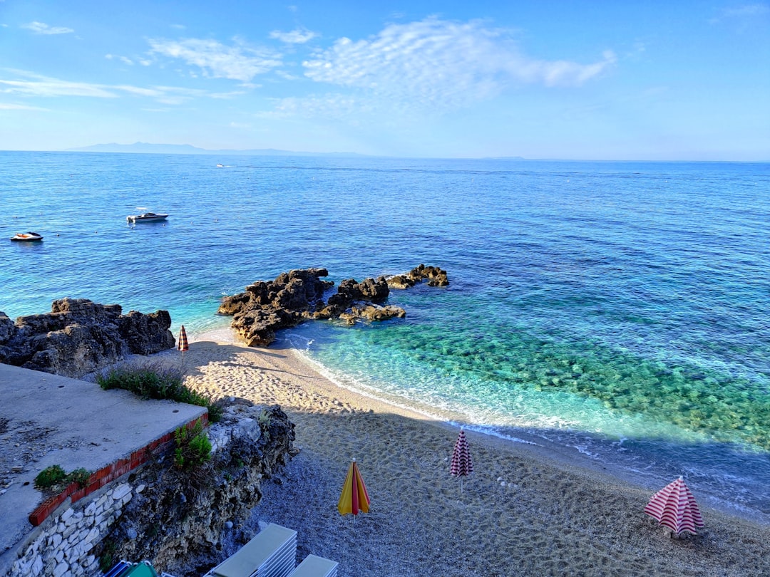 Dhermi: la spiaggia albanese tra ghiaia bianca e acque turchesi — 4JVP+QF6